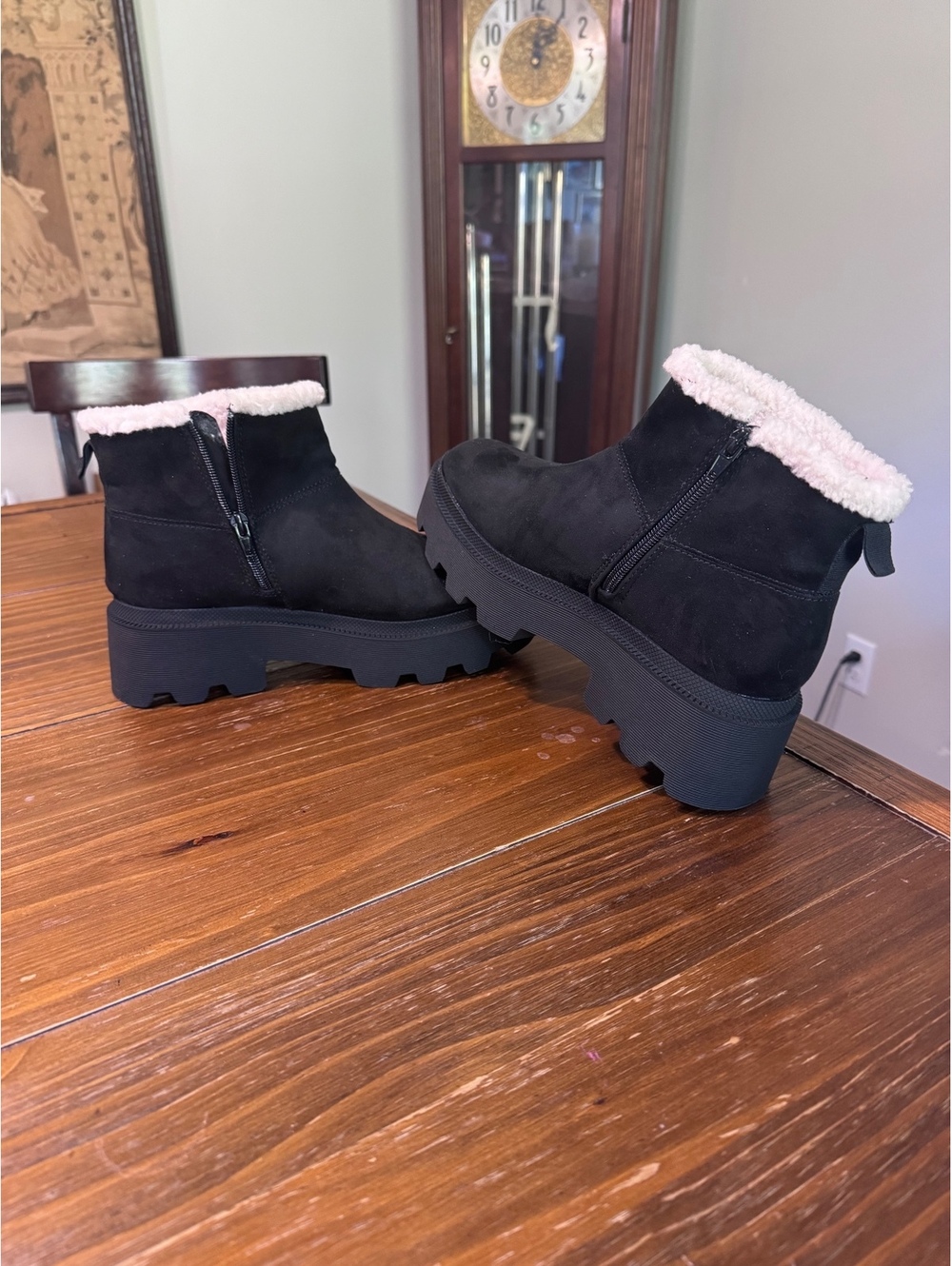 Steve Madden SM New York Black Sherpa Lined Lug Sole Ankle Boots Size 7.5